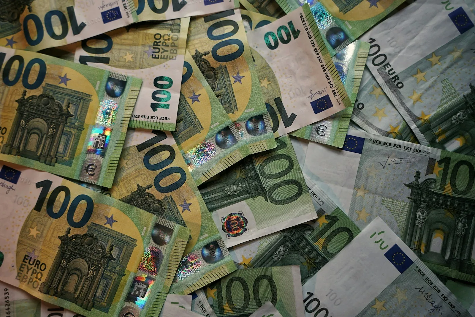 Banconote in euro e documenti fiscali su un tavolo